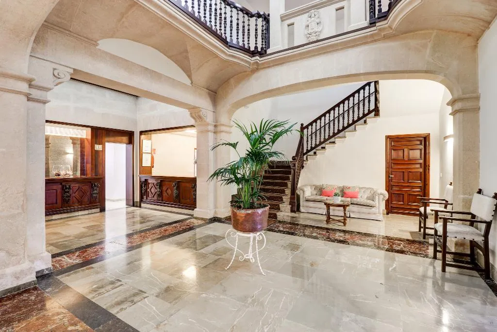 Lobby, Hoposa Uyal, Majorca