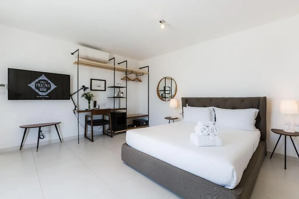 Room, Two Pillows Boutique Hostel, Malta
