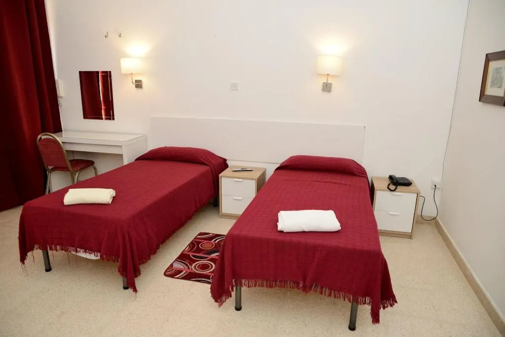Room, White Star, Malta
