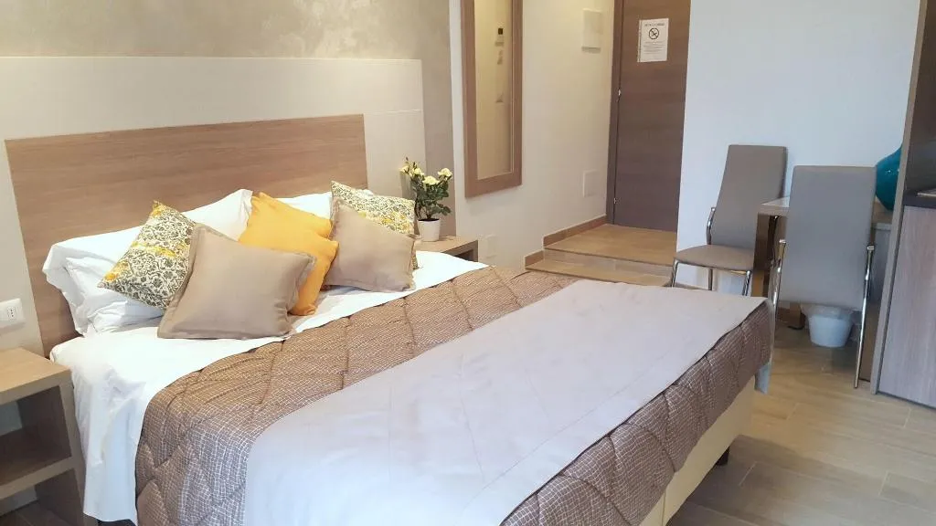 Room, Luxor Florence, Florence