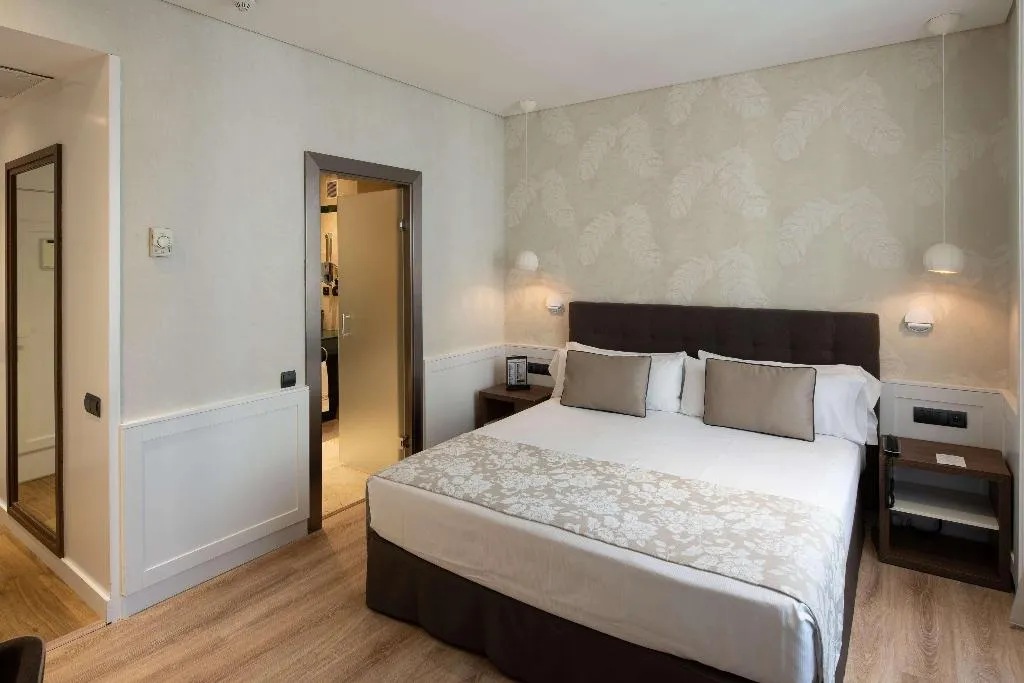 Room, Catalonia Puerta del Sol, Madrid