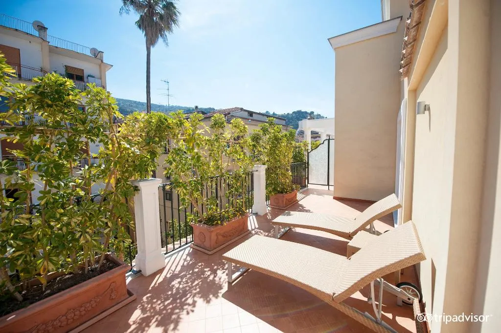 Double or Twin SUPERIOR GARDEN VIEW Room, Grand Hotel la Favorita, Naples