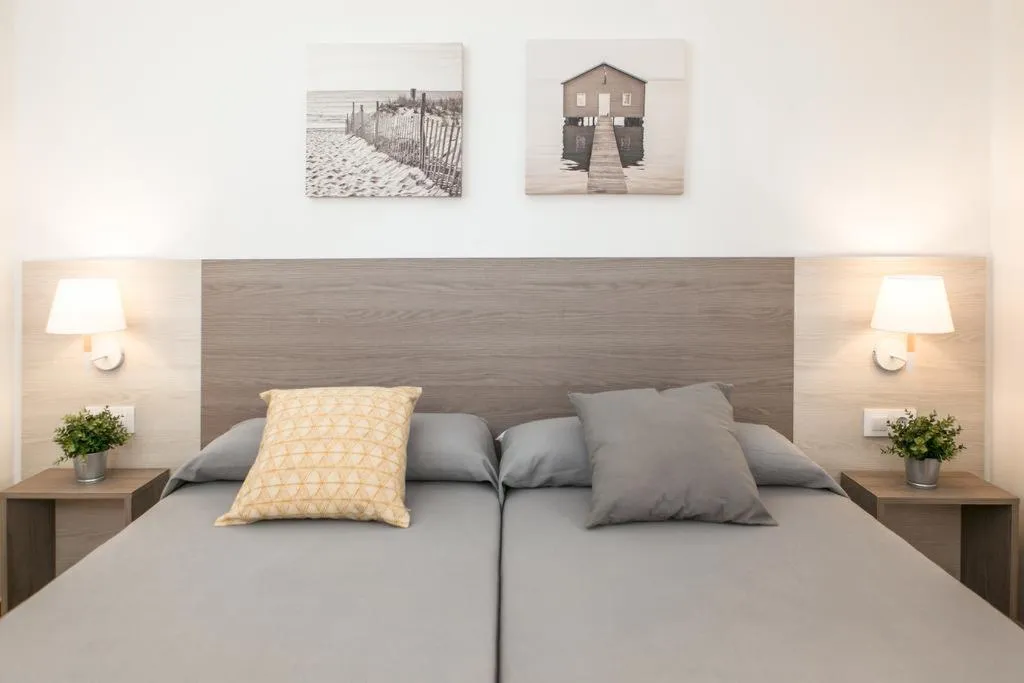 Room, Benelux, Costa Brava
