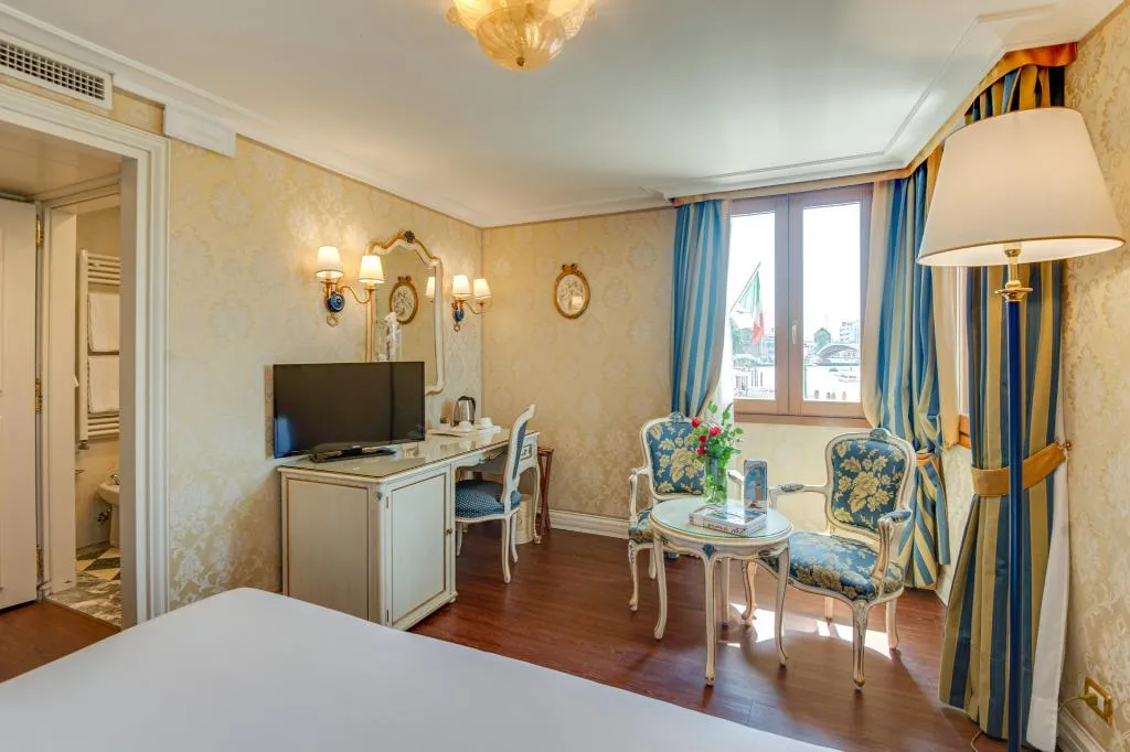 Double or Twin DELUXE CANAL VIEW Room, Antiche Figure, Venice