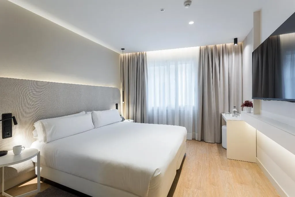 DOUBLE SINGLE USE QUEEN SIZE BED Room, Royal Ramblas, Barcelona