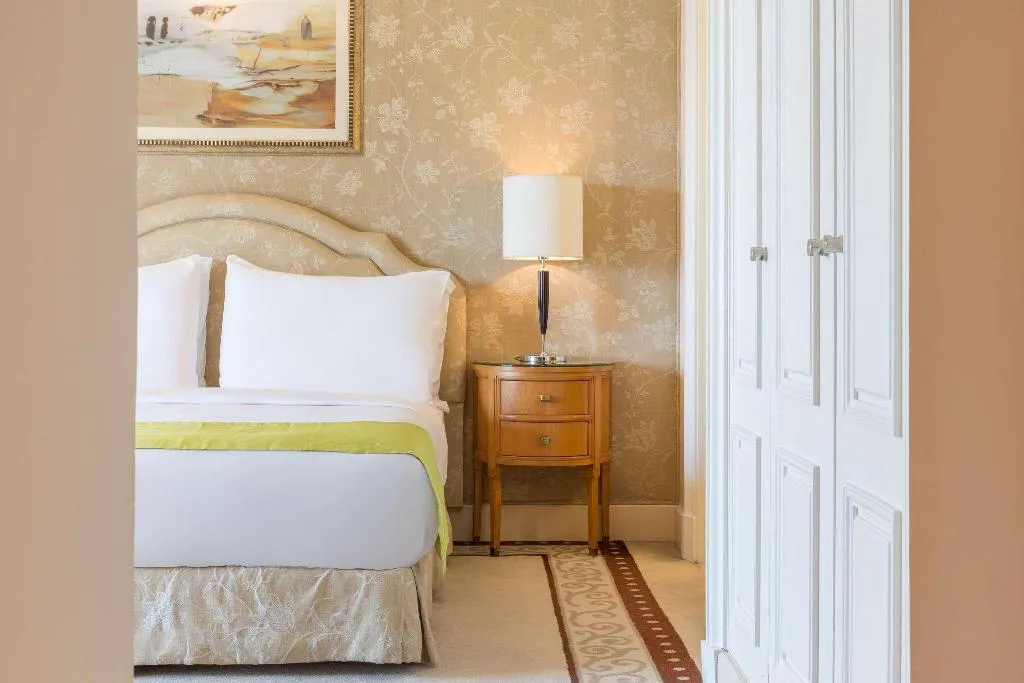 DOUBLE DELUXE KING BED Room, Kempinski Nile Hotel Garden City Cairo, Cairo