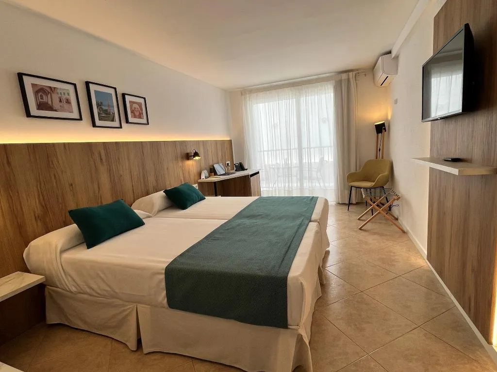 DOUBLE WITH TERRACE Room, Hotel Alfons, Menorca