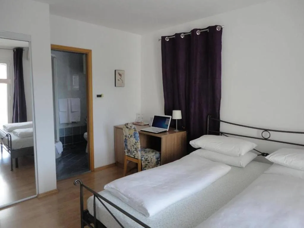 Room, Pink Inn, Split