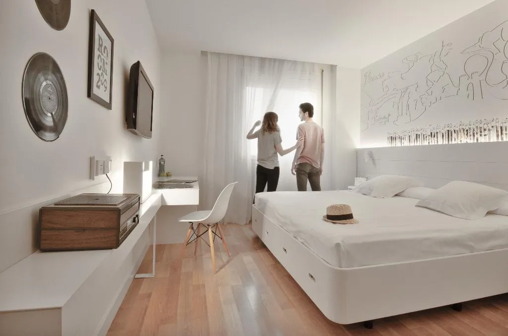 Double or Twin STANDARD Room, Pol & Grace Hotel, Barcelona