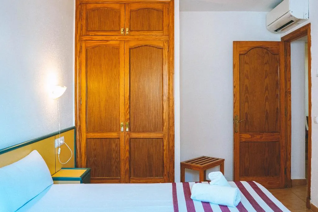 FAMILY ROOM WITH AIR CONDITIONING Room, Apartamentos Playa Parc, Menorca