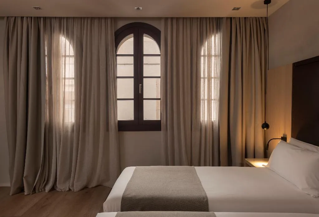 DOUBLE SINGLE USE DELUXE SUPERIOR Room, Gran Hotel Barcino 4*S, Barcelona