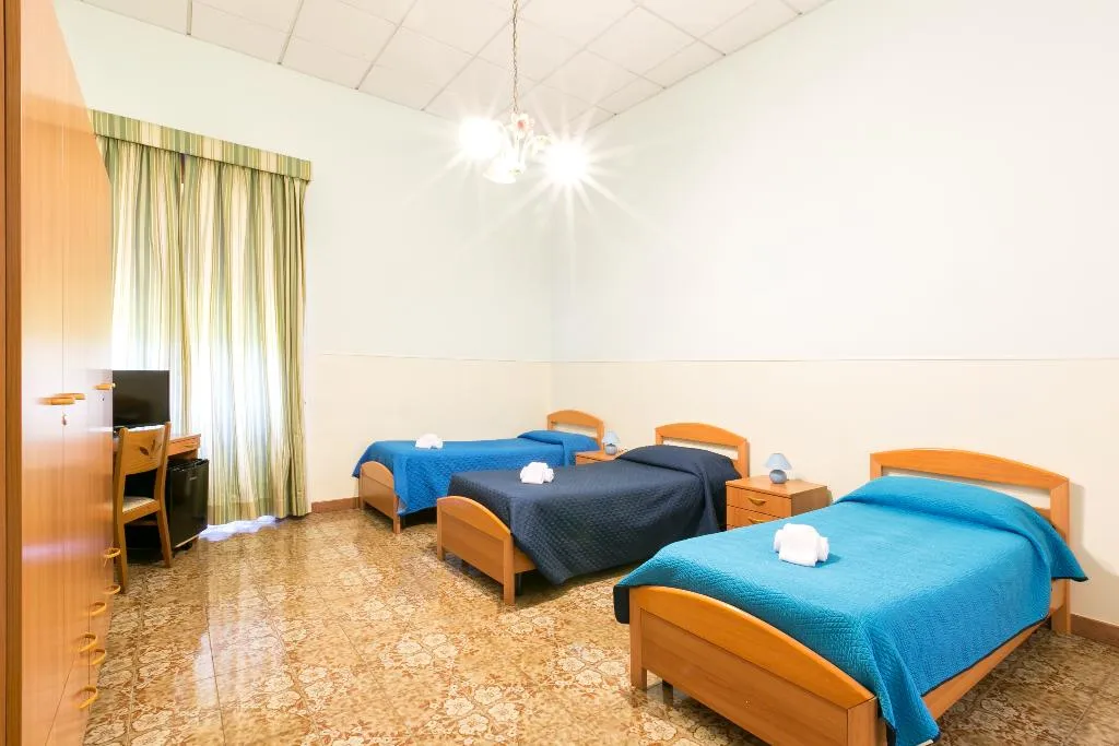 TRIPLE STANDARD Room, Sisters' Hostel, Naples
