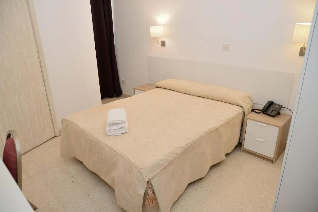 Room, White Star, Malta