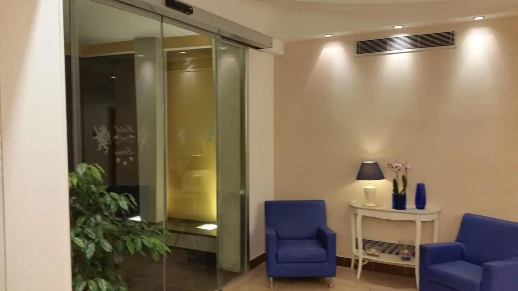 Lobby, Leone, Naples