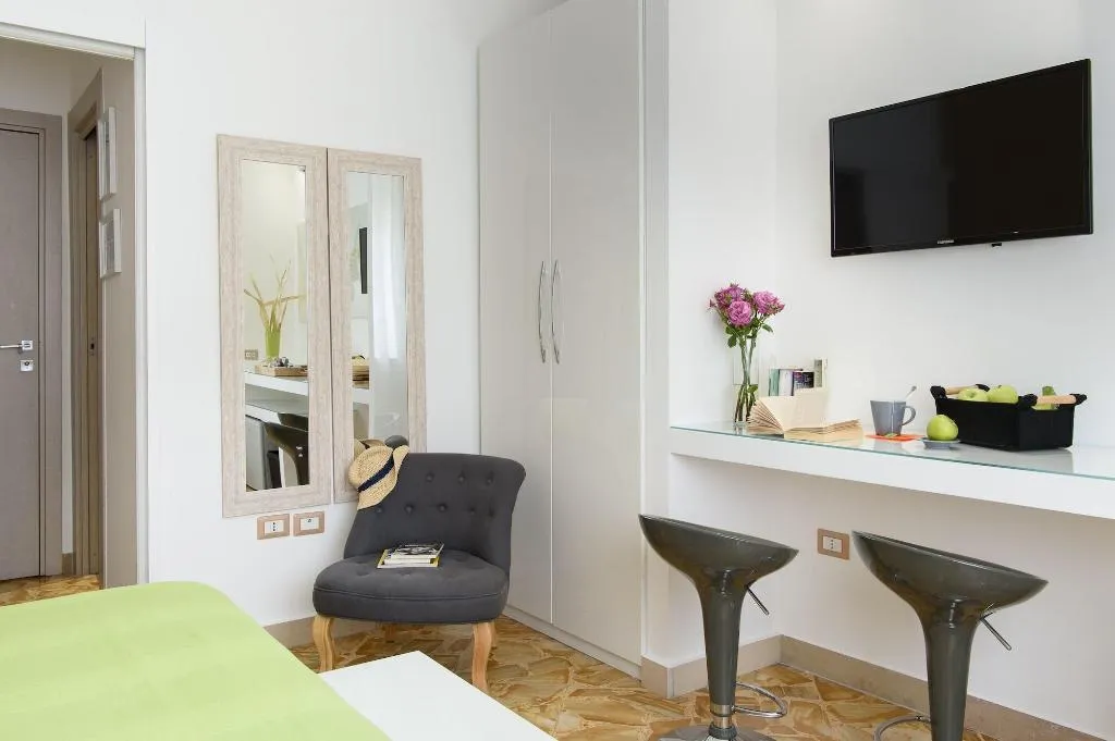 Room, La Maison Des Tout Le Monde, Naples