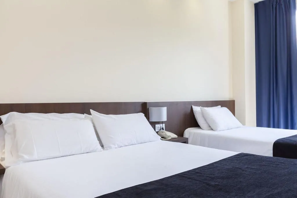 TRIPLE STANDARD Room, Hotel Olympia Universidades, Valencia