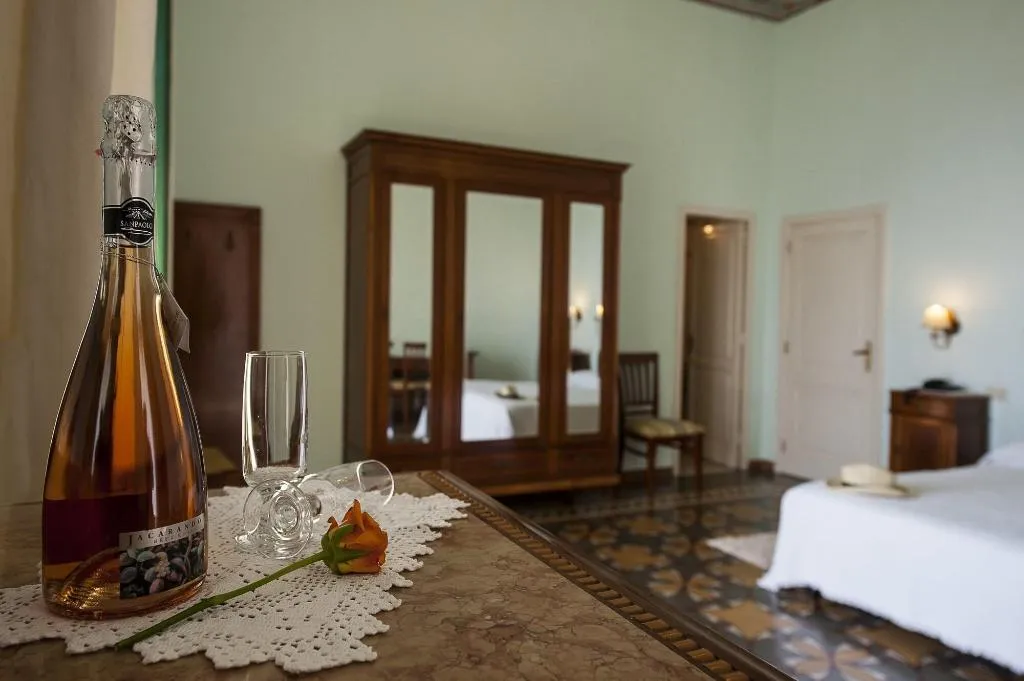 Room, California, Naples