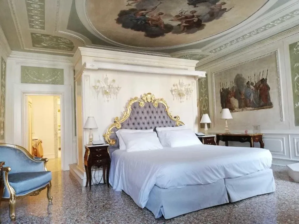 JUNIOR SUITE CANAL VIEW Room, Cà Bonfadini Historic Experience, Venice