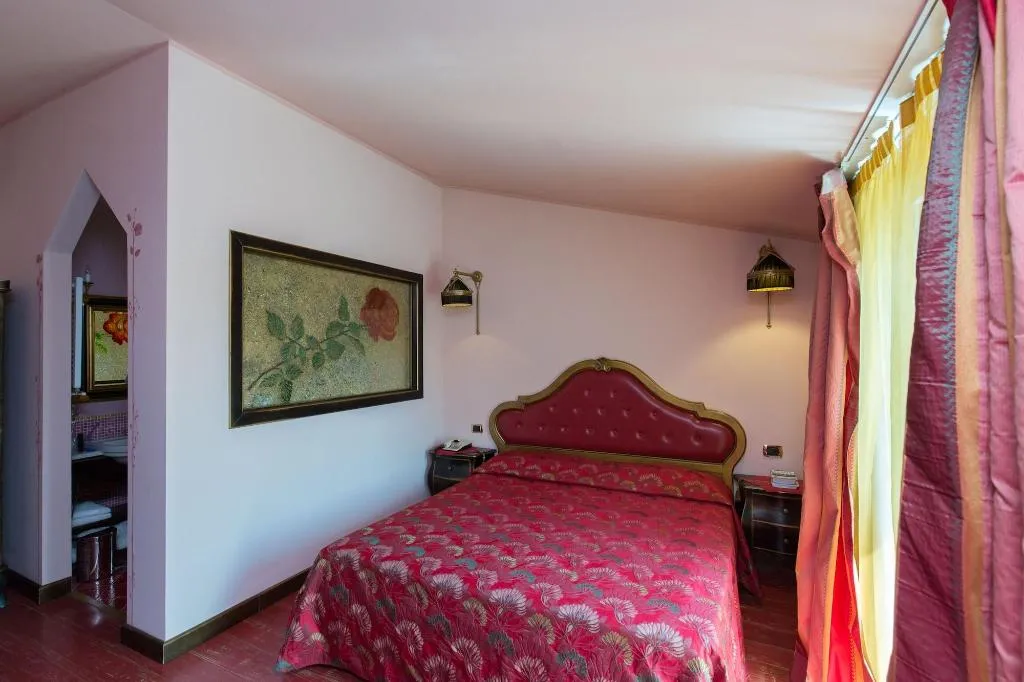 Room, Serenella, Milan