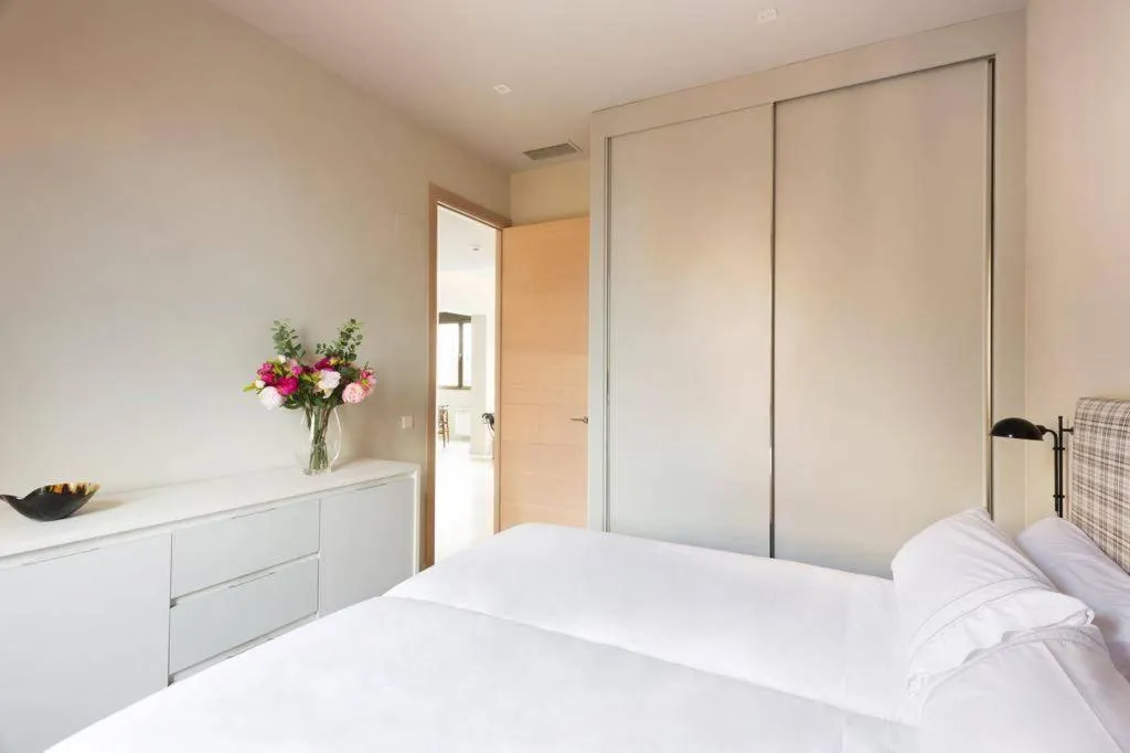 APARTMENT THREE BEDROOMS WITH VIEWS Room, Regente, Madrid