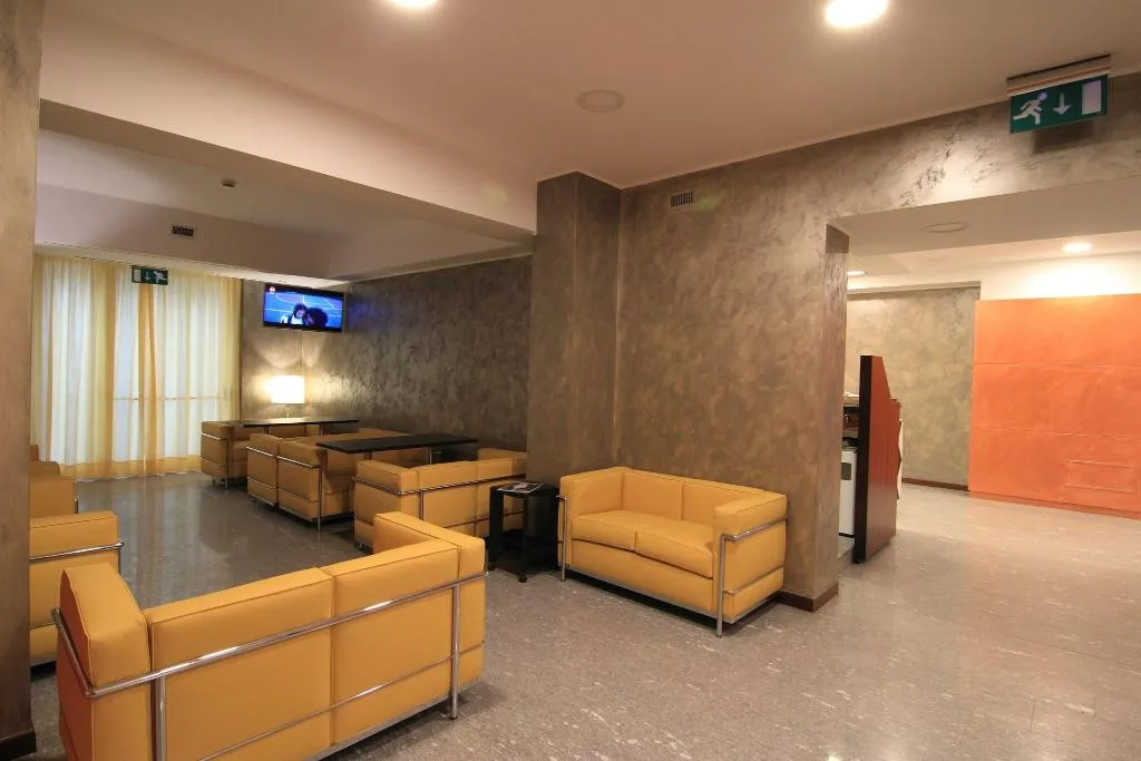 Lobby, Metro, Milan