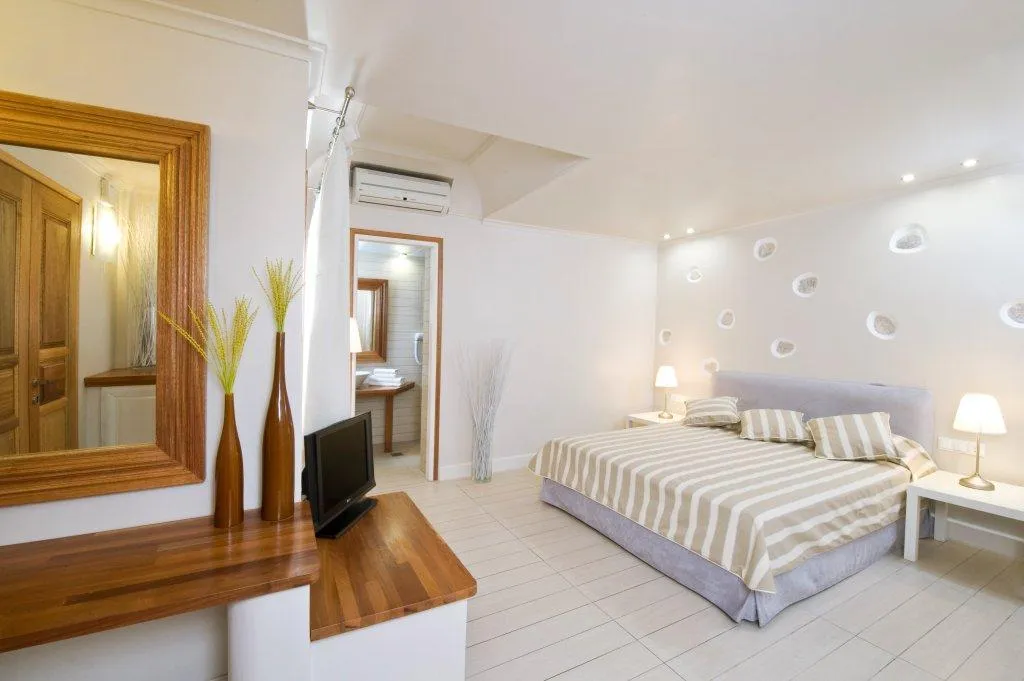 SUITE WITH JACUZZI Room, Meltemi Village, Santorini