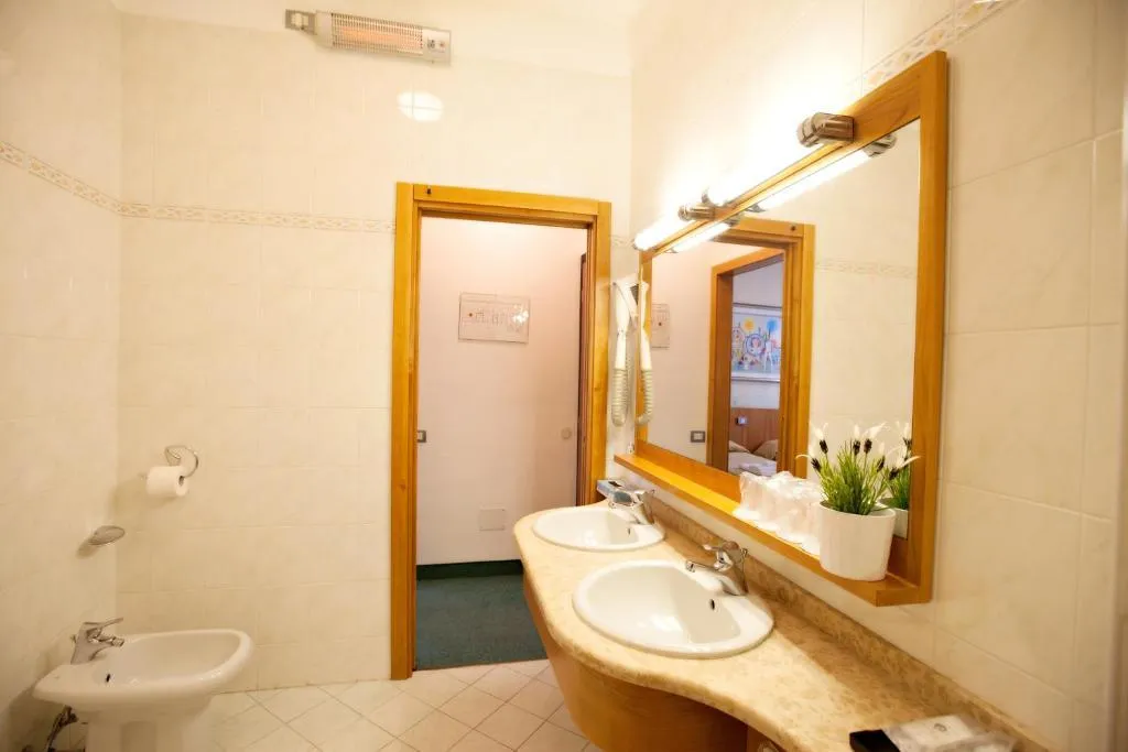 QUADRUPLE STANDARD Room, Hotel Dei Fiori, Milan