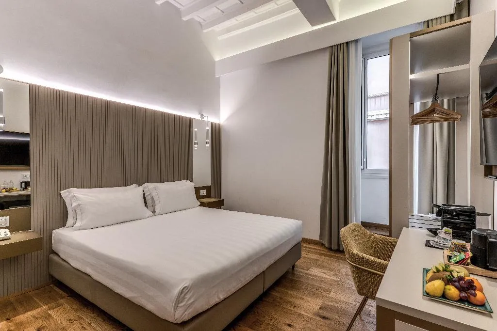 TRIPLE STANDARD Room, Relais Trevi 95 Boutique Hotel, Rome