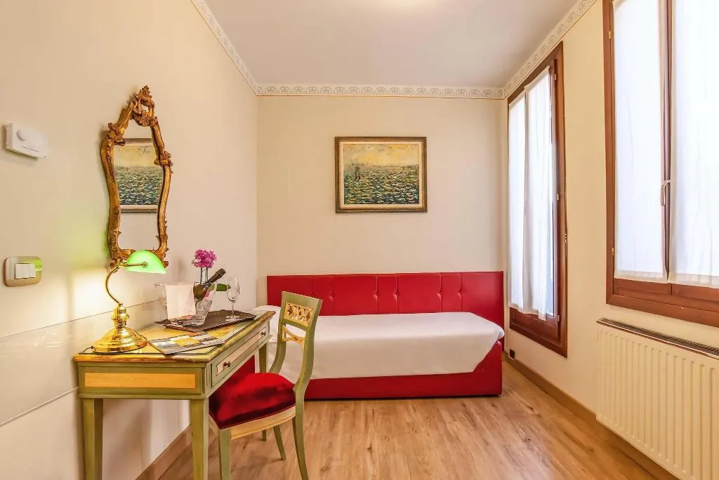 JUNIOR SUITE QUEEN SIZE BED Room, La Fenice et des Artistes, Venice