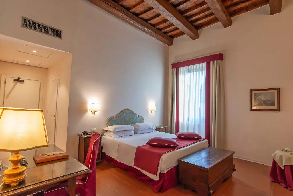 JUNIOR SUITE STANDARD Room, Machiavelli Palace, Florence