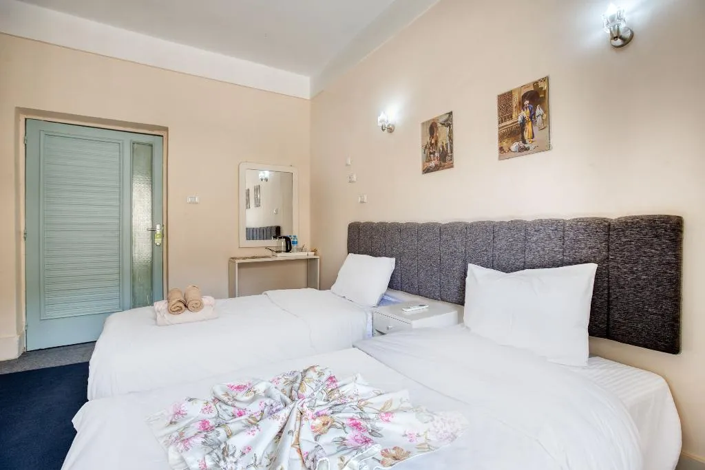 Double or Twin DELUXE WITH BALCONY Room, Villa Khufu Pyramids Hotel, Cairo