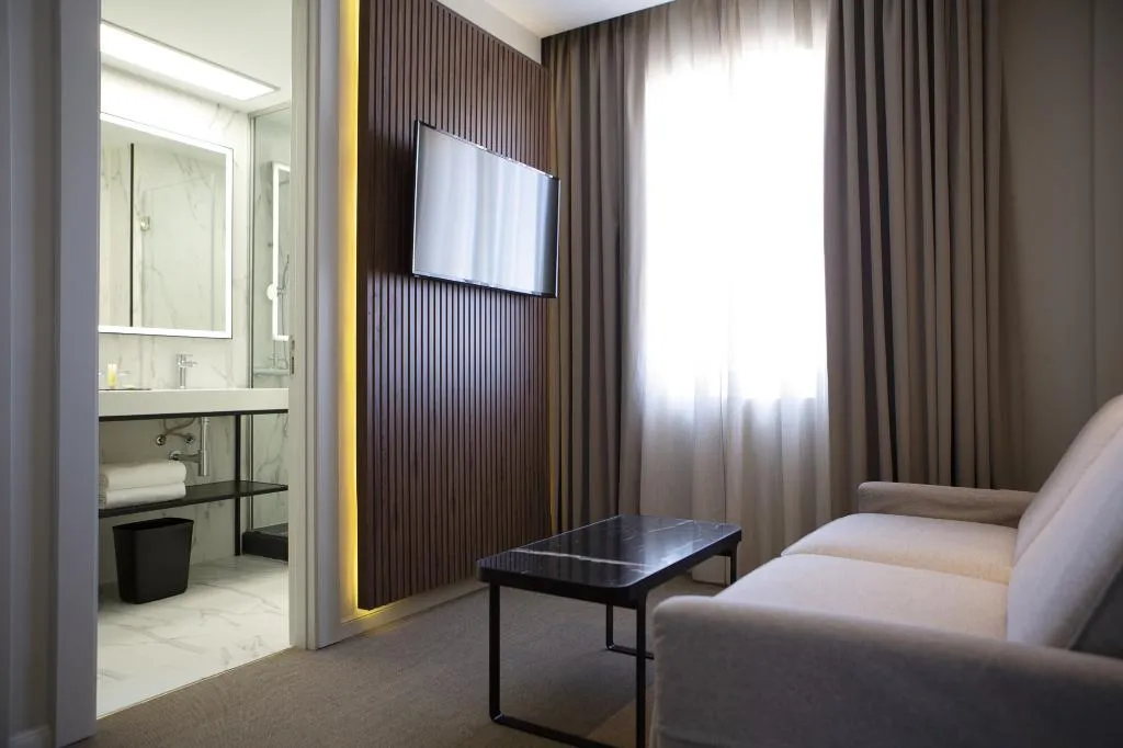FAMILY ROOM DELUXE TWO BEDS Room, Hotel Riu Plaza España, Madrid