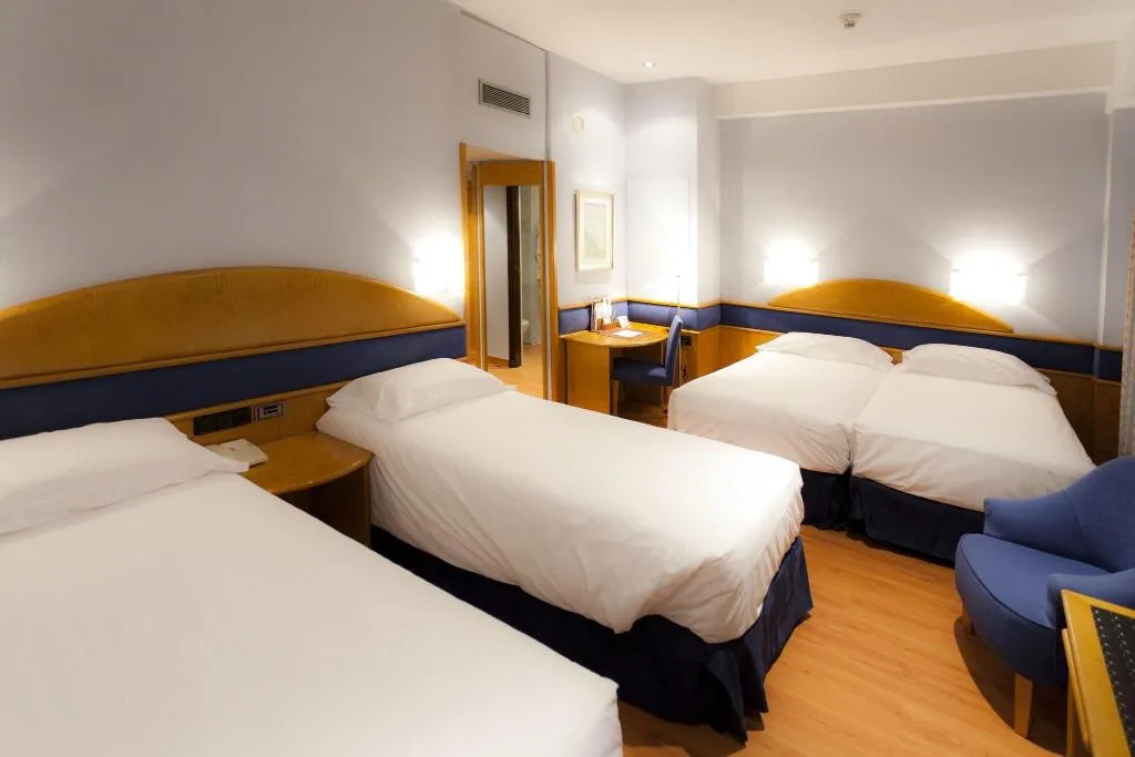QUADRUPLE STANDARD Room, Santos Agumar Atocha, Madrid