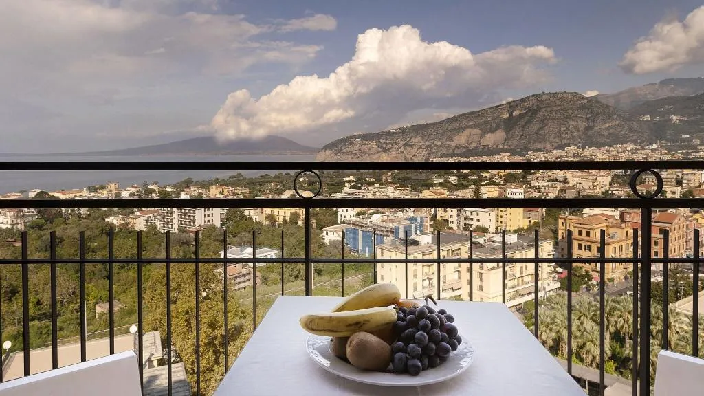 DOUBLE CLASSIC QUEEN BED Room, Hotel Cristina, Naples