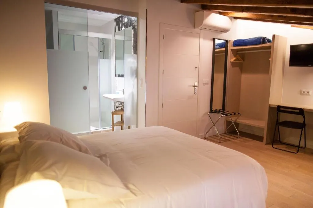 Room, Host & Home, Valencia