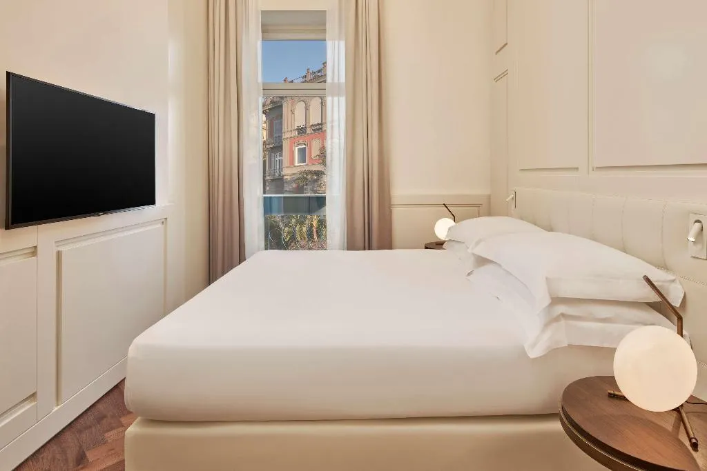 DOUBLE GUEST ROOM KING BED Room, de Bonart Naples-Curio Collection by Hilton, Naples