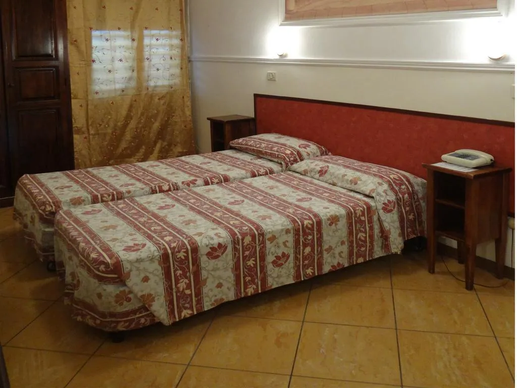 TWIN STANDARD Room, Ascot, Florence