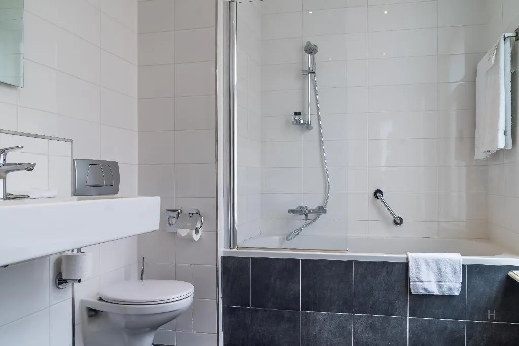 JUNIOR SUITE QUEEN SIZE BED Room, Die Port Van Cleve, Amsterdam