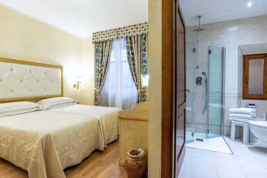 Room, Alba Palace, Florence