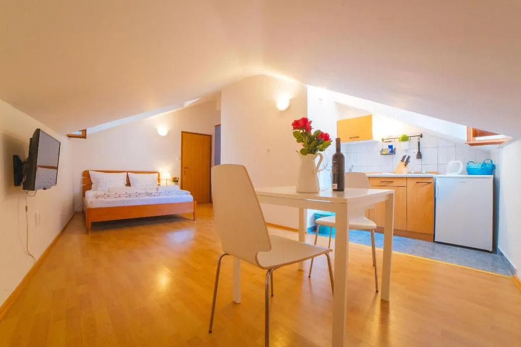 Room, Inn By The River, Split