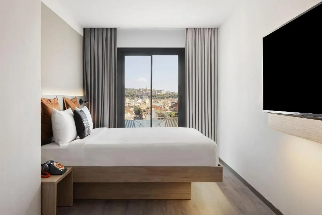 DOUBLE CITY VIEW QUEEN BED Room, Moxy Barcelona, Barcelona