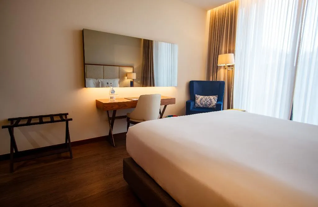 DOUBLE PREMIUM KING BED Room, Boeira Garden Hotel Porto Gaia, Curio Collection, Porto
