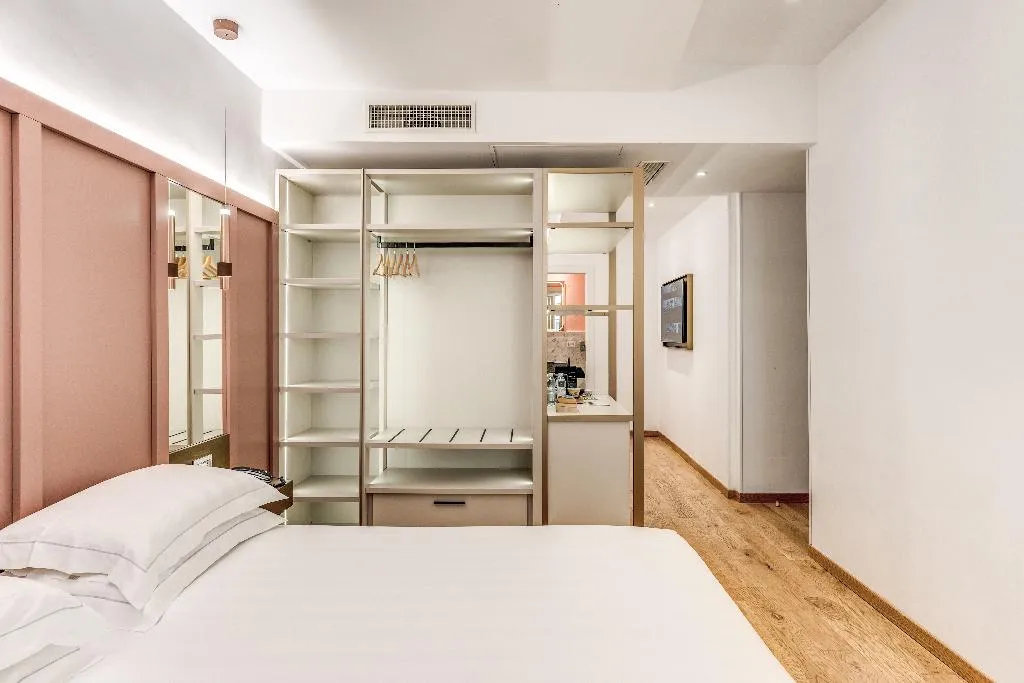 QUADRUPLE PREMIUM Room, Relais Trevi 95 Boutique Hotel, Rome