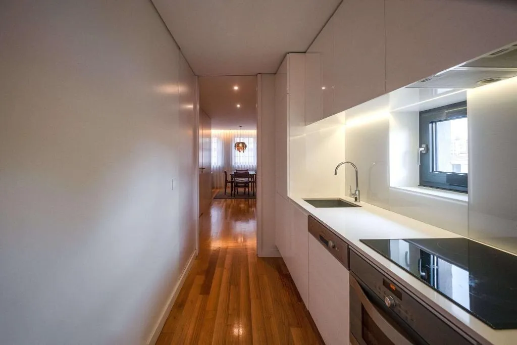Room, Domum, Porto