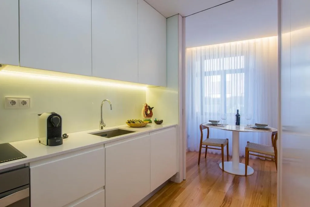 Room, Domum, Porto