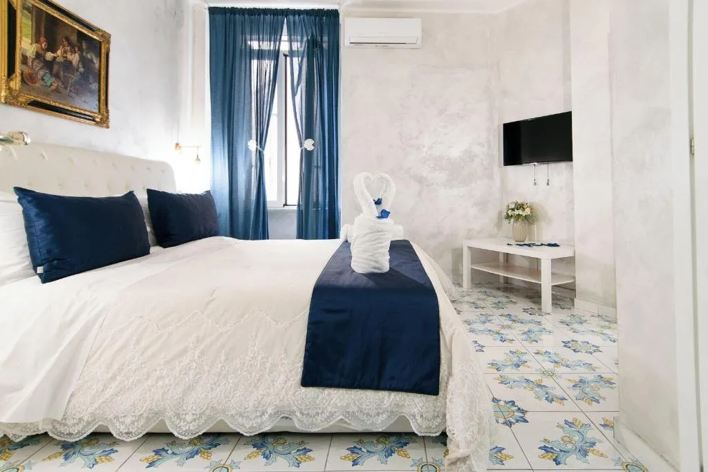 Room, Alma Adry, Naples