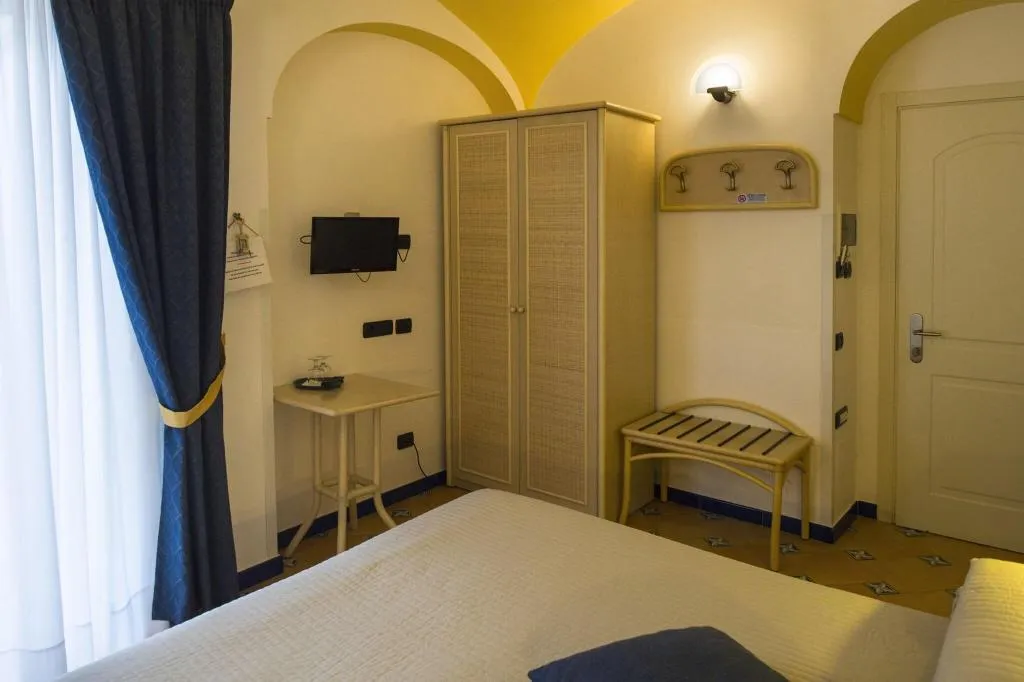 Room, Bellevue, Naples