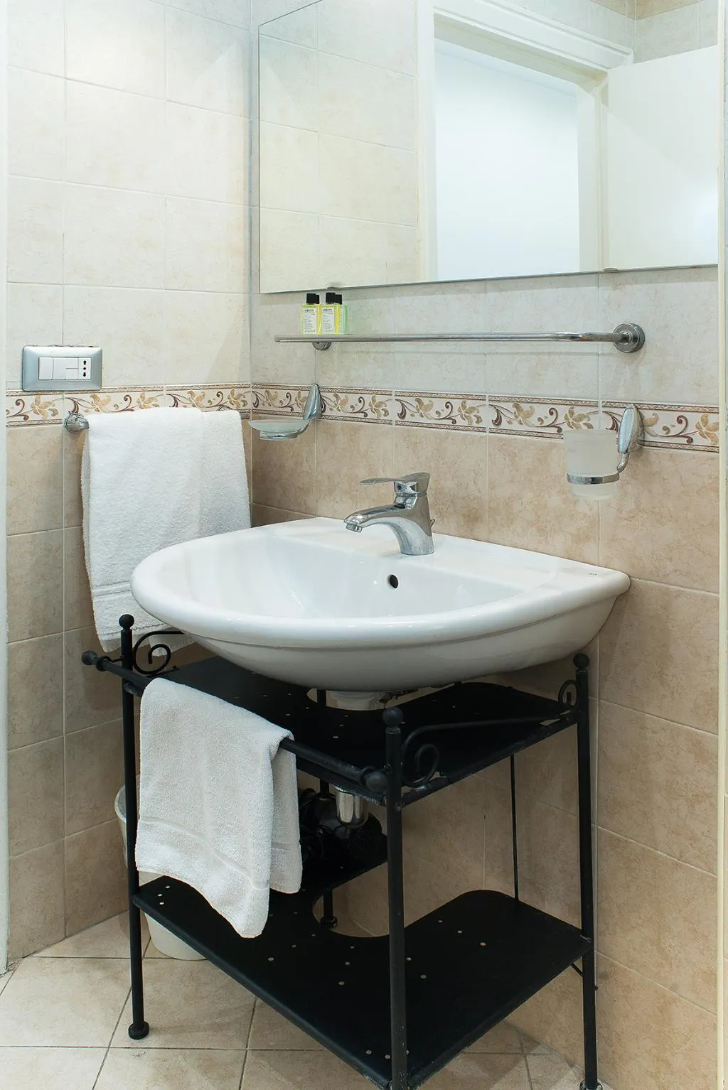 APARTMENT CAPACITY 4 Room, Residenza Flegrea, Naples