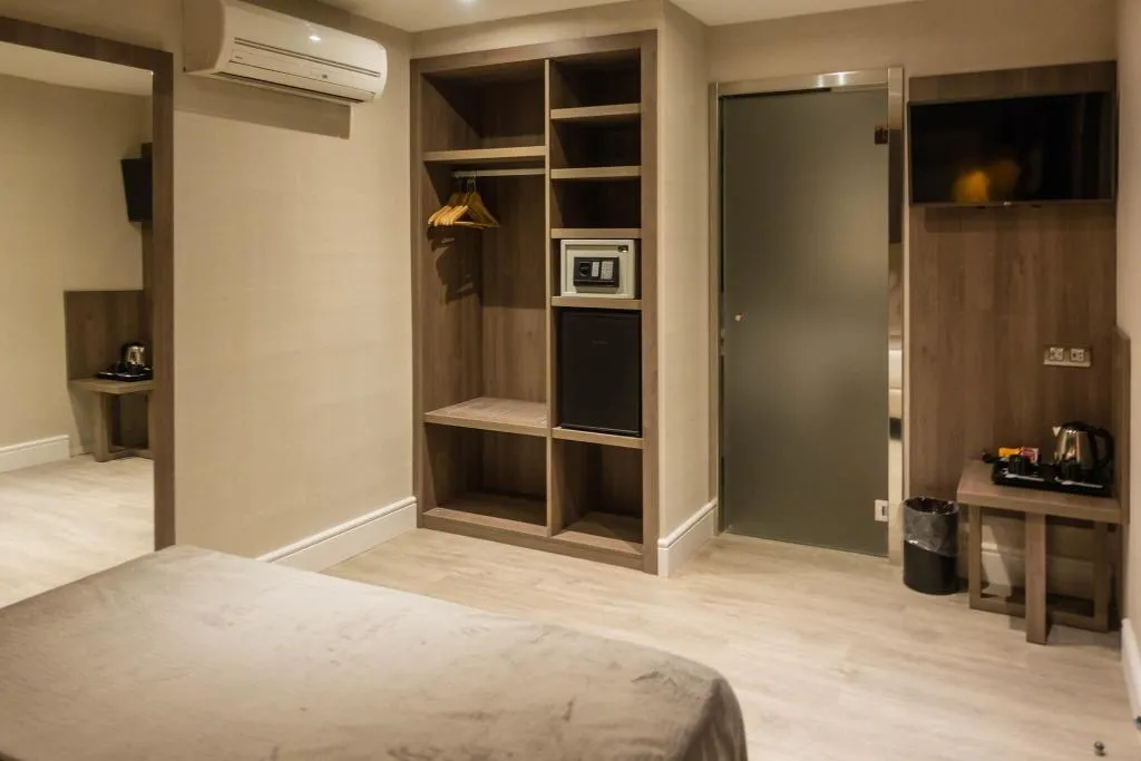 Room, Oasis, Barcelona