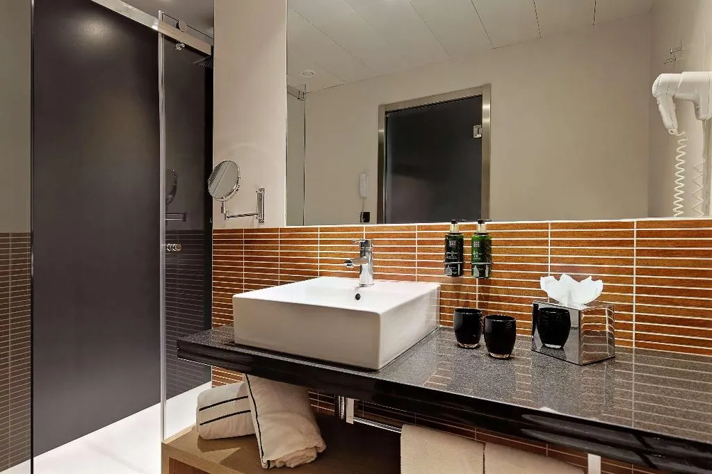 DOUBLE QUEEN SIZE BED Room, Melia Avenida America, Madrid